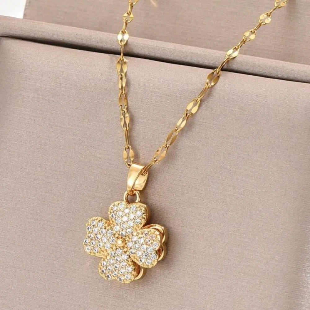 Elegant Gold Flower Pendant Necklace